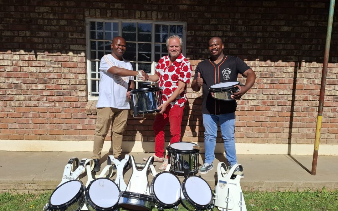 Harpe Davids doneert slagwerk aan Field Band in Zuid Afrika.